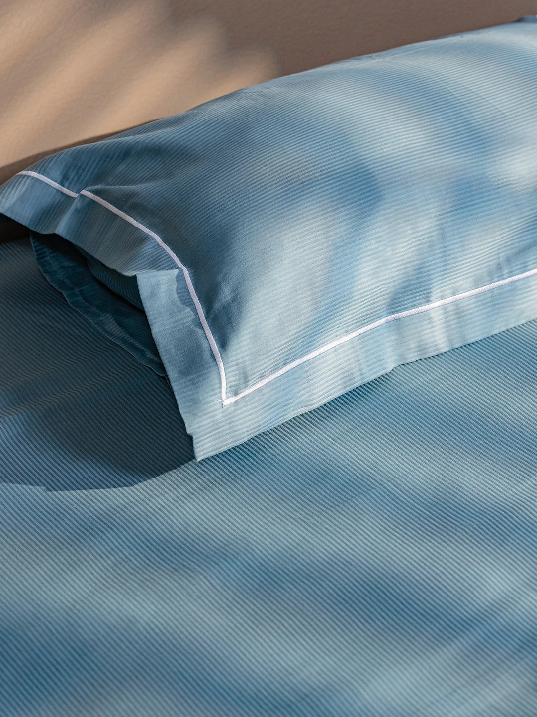 Luxury Super King Sateen Elastic Fitted Bedsheet Set – Fine Linear Stripes with 2 Pillow Covers