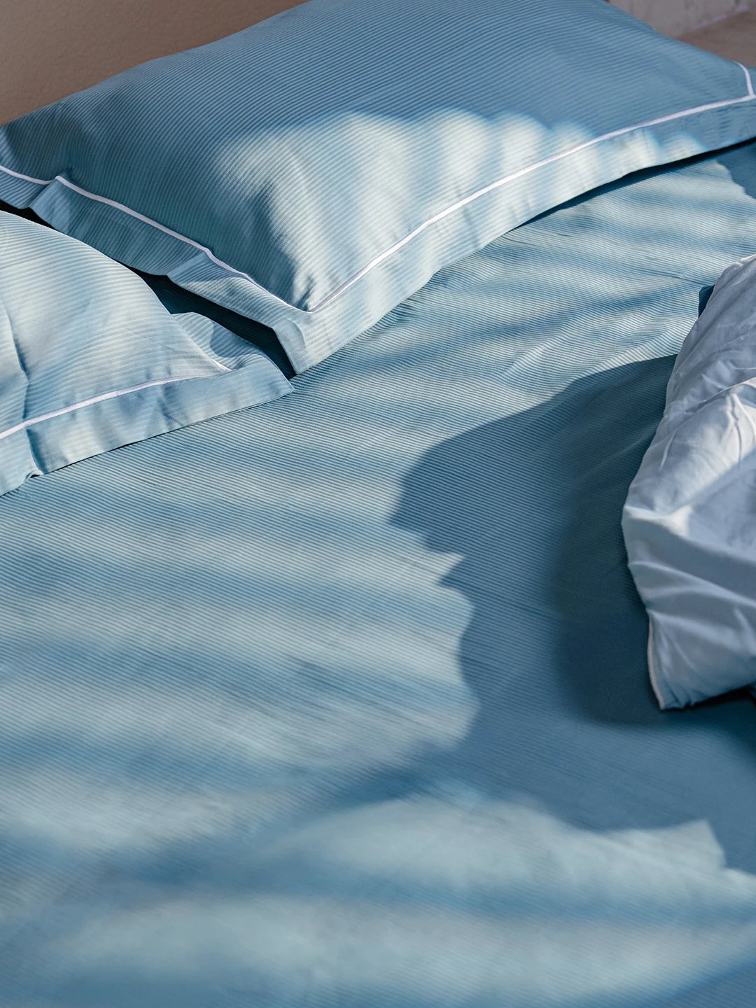 Luxury Super King Sateen Elastic Fitted Bedsheet Set – Fine Linear Stripes with 2 Pillow Covers
