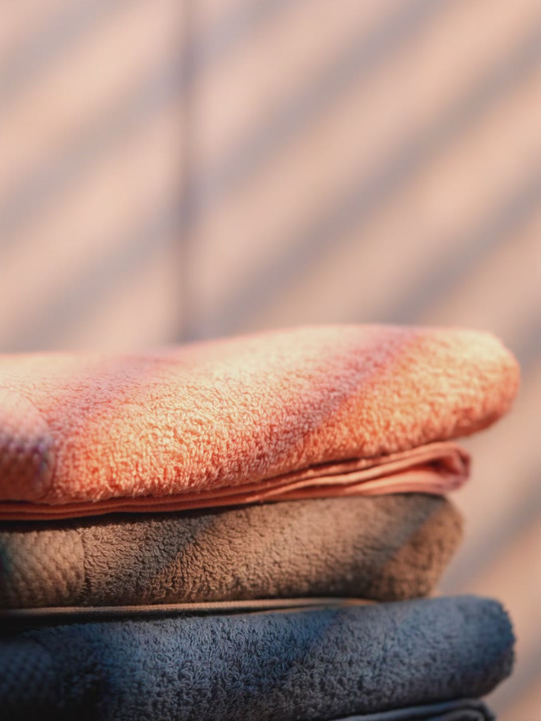 Load video: Terry Luxe Bath Towel - Ultra Soft, Lightweight, 550 GSM