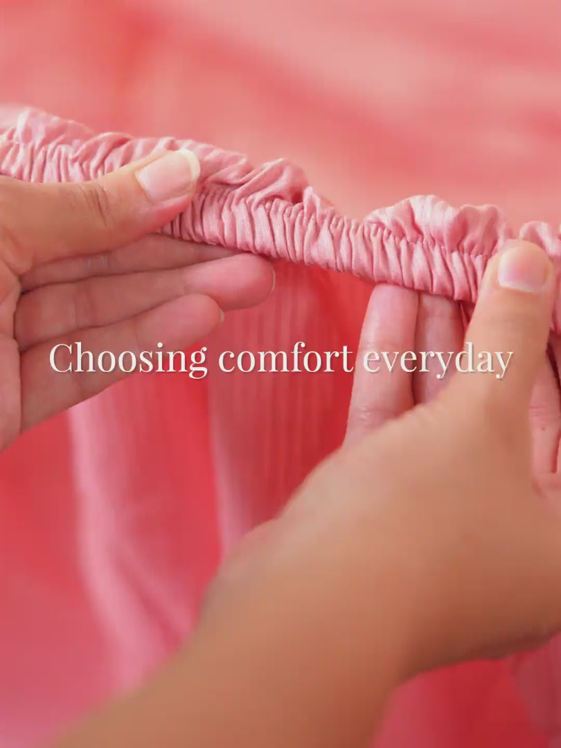 Load video: Luxury Super King Sateen Elastic Fitted Bedsheet Set – Fine Linear Stripes with 2 Pillow Covers